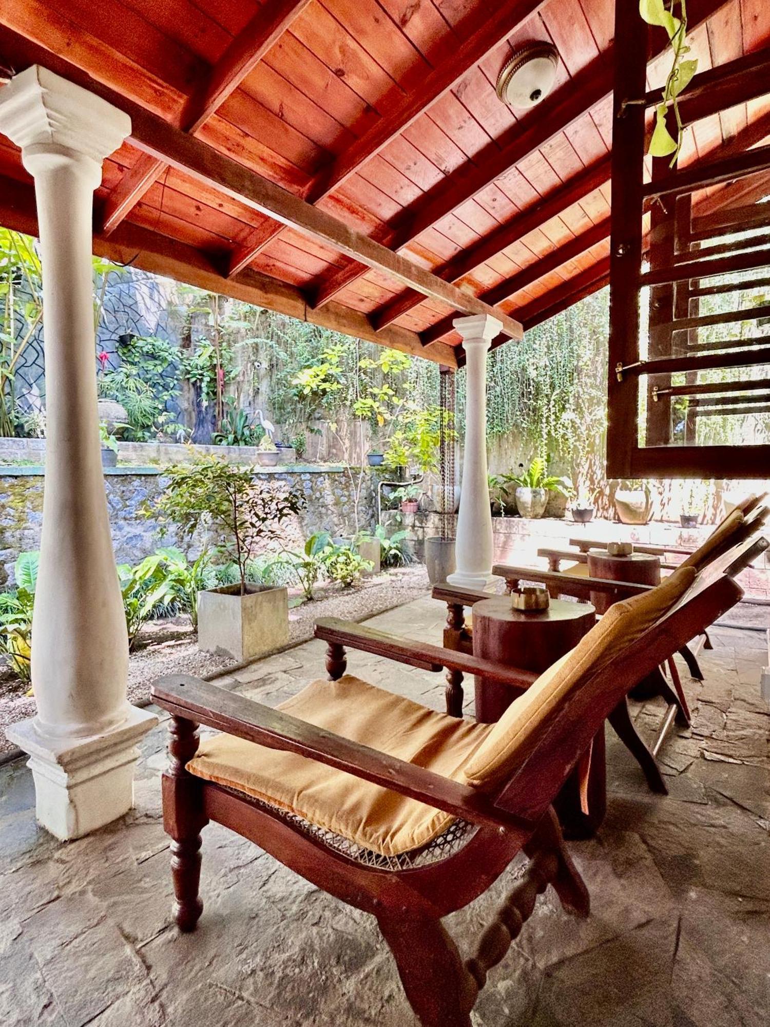 Colonial Residence Kandy Bagian luar foto